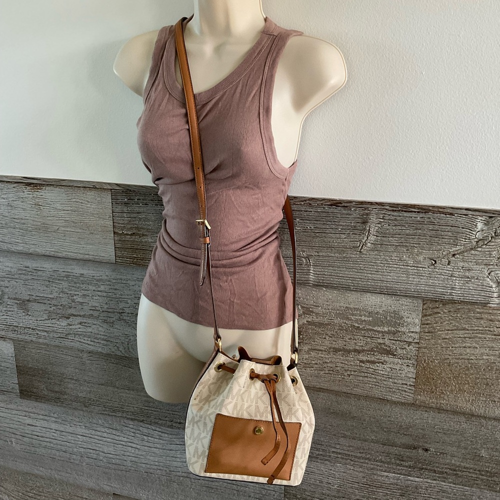 Michael Kors Signature Maeve Bucket Messenger Bag Medium Vanilla/ Acorn
